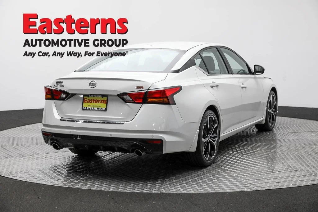 Used 2023 White Nissan 2.5 SR image 5
