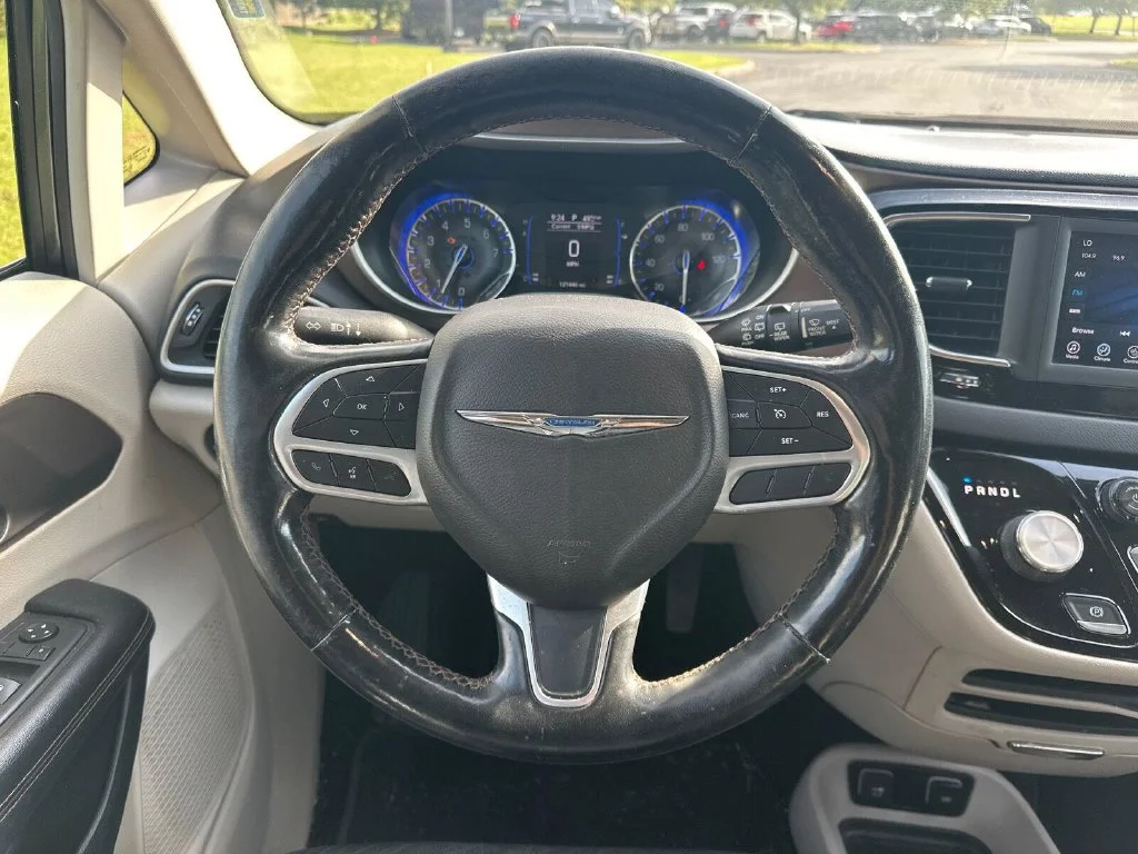 Used 2019 Gray Chrysler Touring L image 15