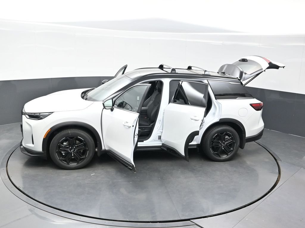 New 2027 2T RAD WHT INFINITI Sport AWD image 48