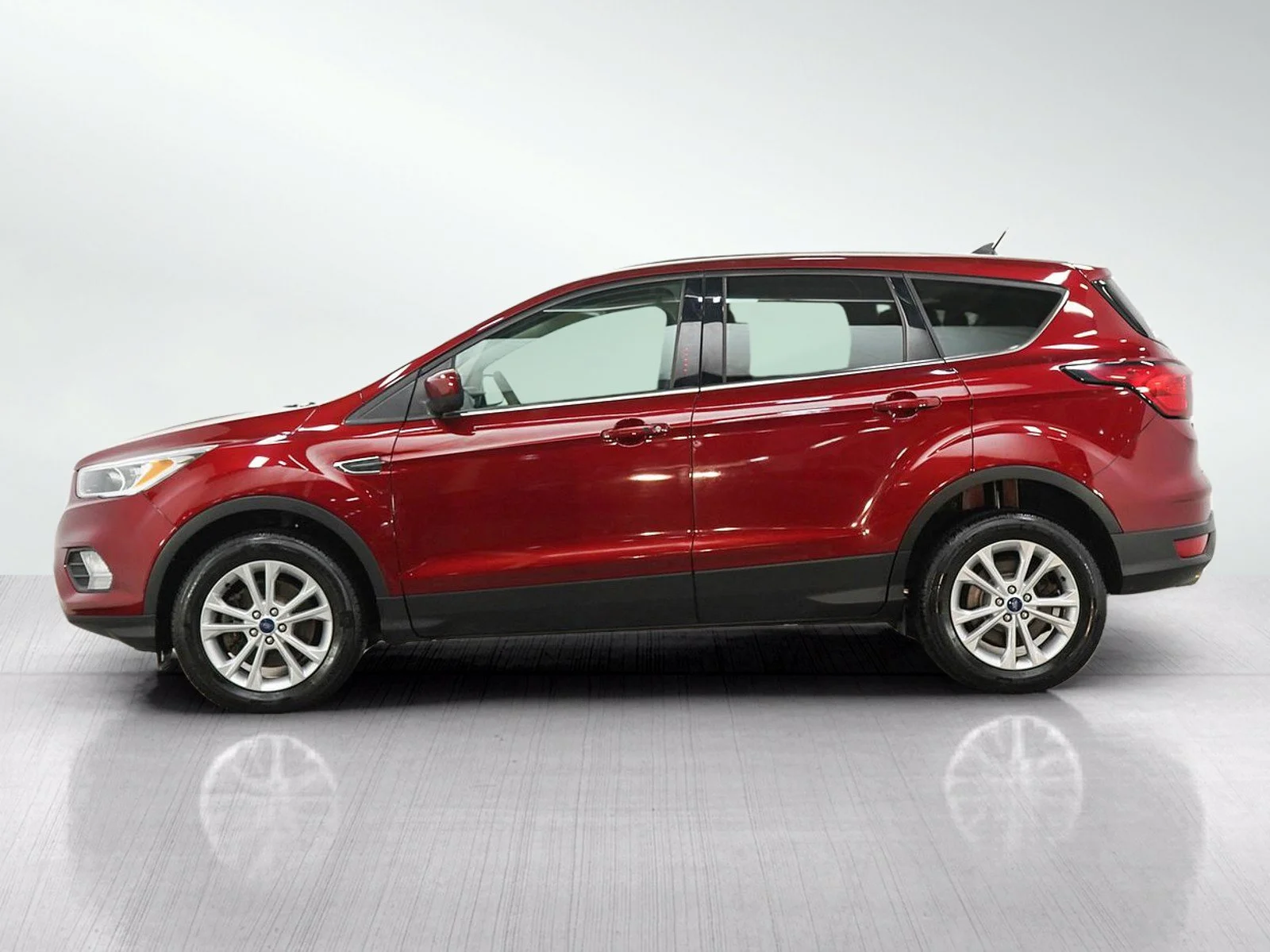 Used 2019 Ford Escape SE with VIN 1FMCU9GD2KUA14293 for sale in Wayzata, Minnesota