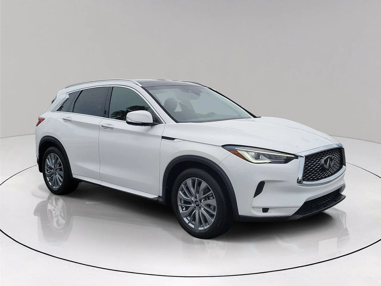 Used 2023 White INFINITI LUXE image 3