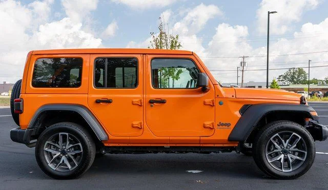 Used 2025 Orange Jeep Sport S 4xe image 5