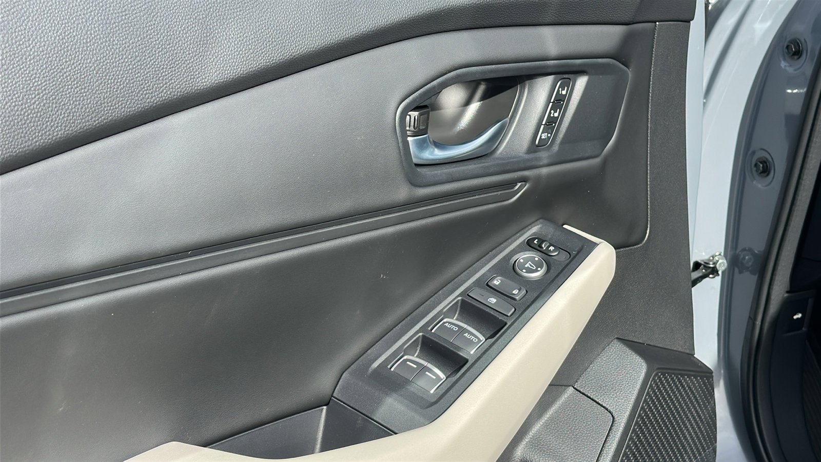 2025 Honda Accord Hybrid EX-L - Photo 22