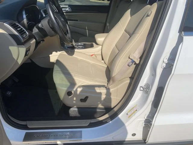 Used 2018 White Jeep Laredo E image 11