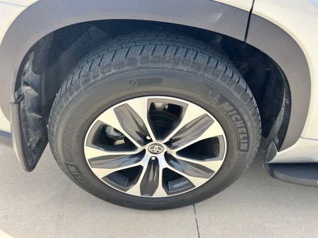 Used 2021 Silver Toyota XLE image 11