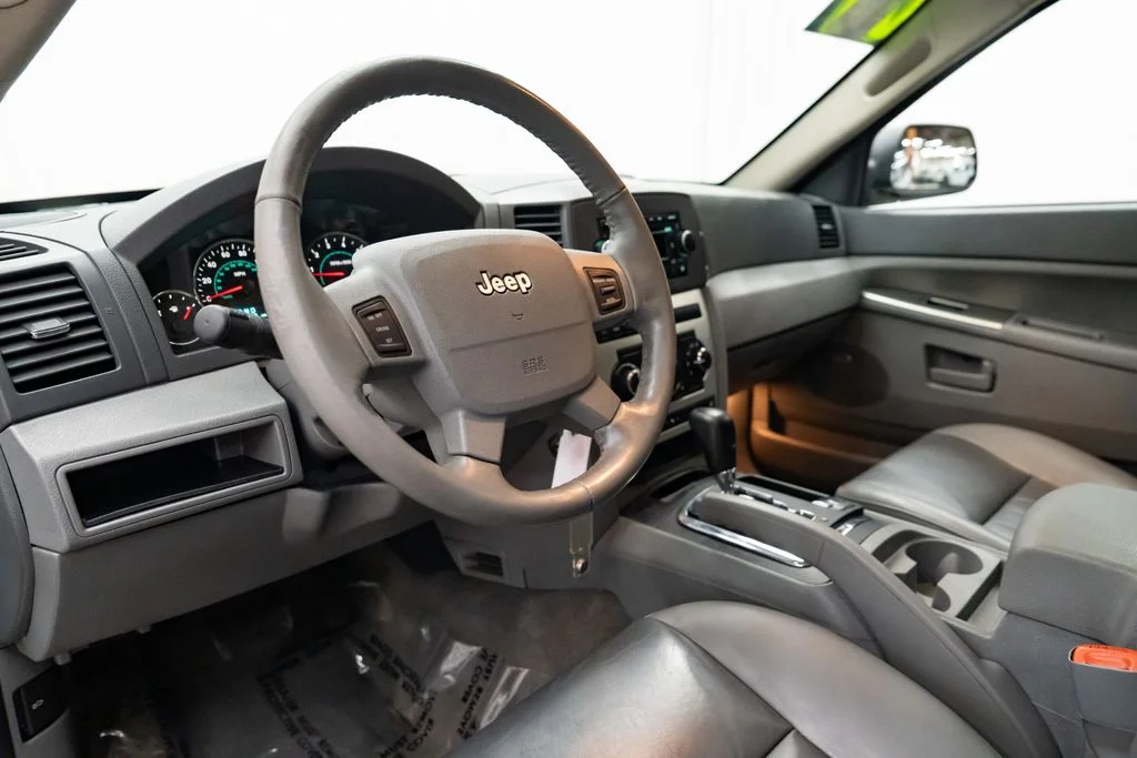 Used 2007 Silver Jeep Laredo image 23