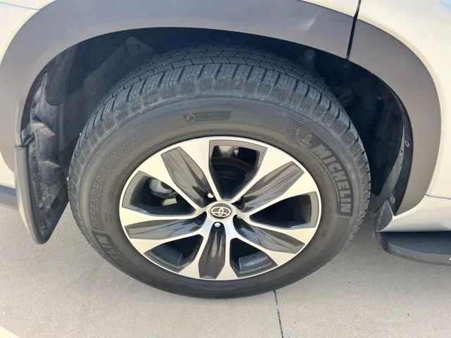 Used 2021 Silver Toyota XLE image 11