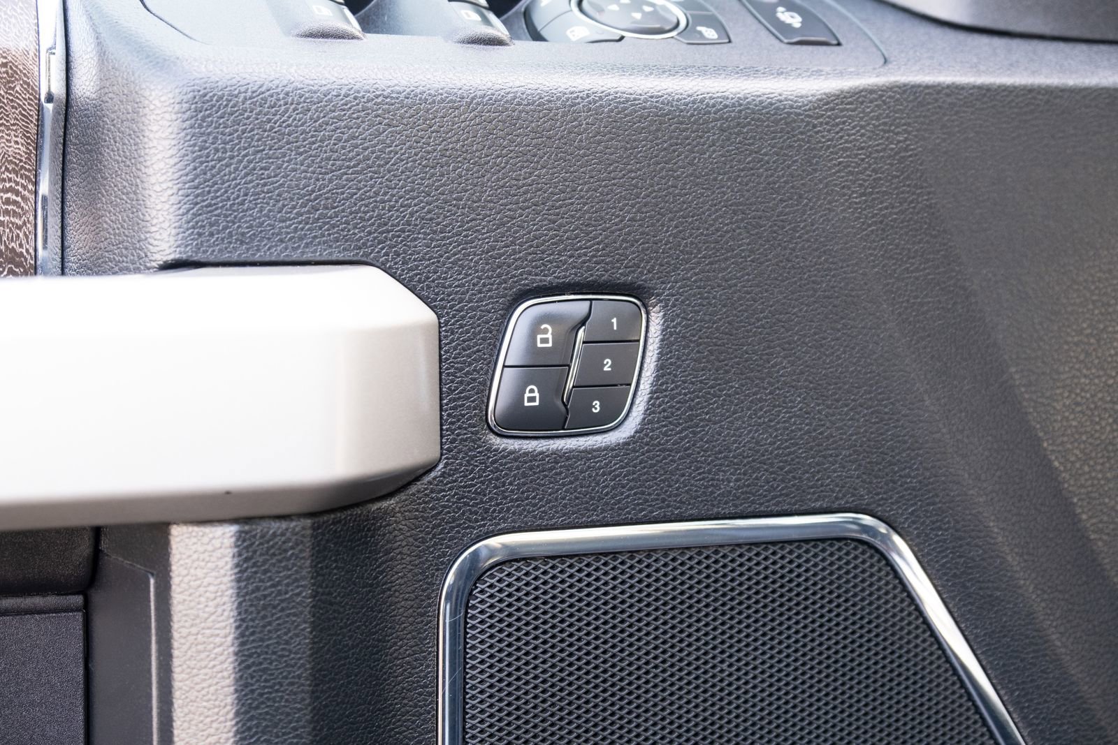 Used 2019  Ford Lariat image 14