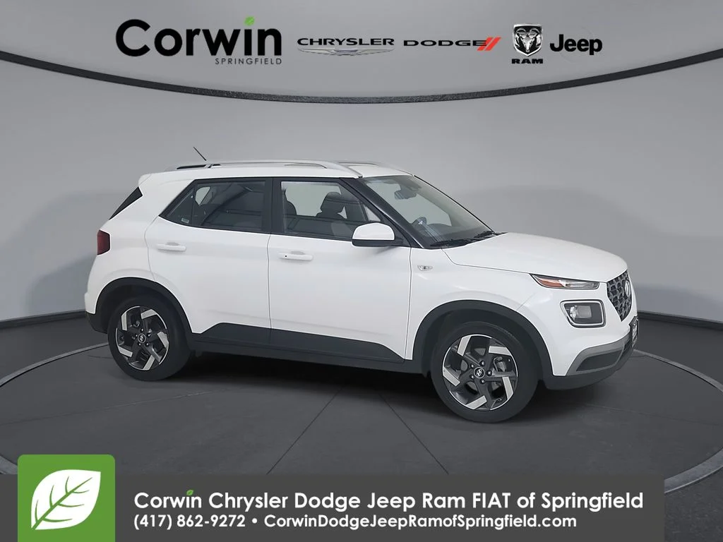 Used 2025 White Hyundai SEL image 1