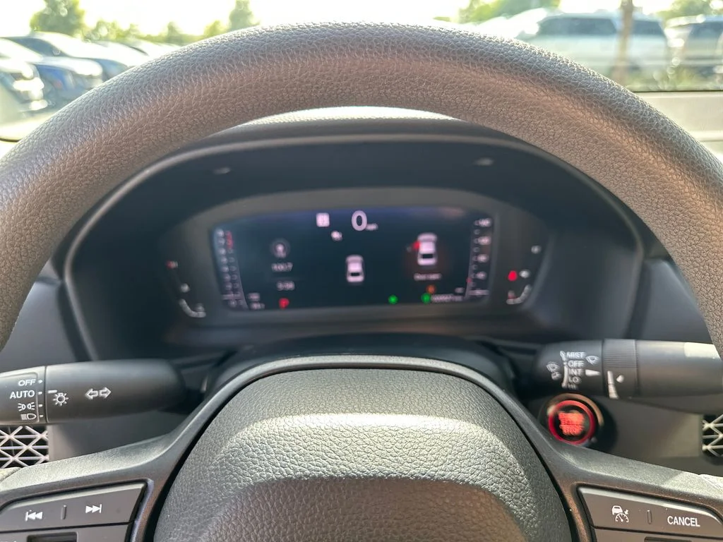 Used 2025 White Honda SE image 22
