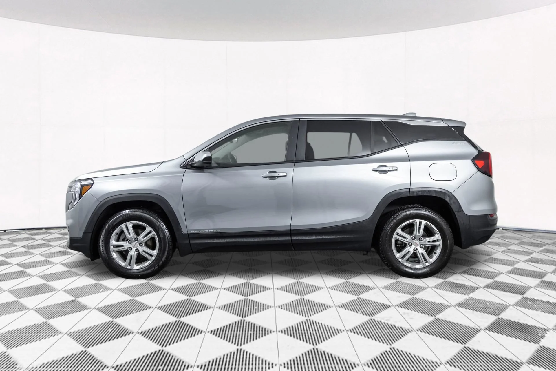Used 2024 Sterling Metallic GMC SLE image 13