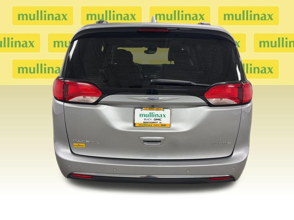 Used 2019 Silver Chrysler Limited image 18