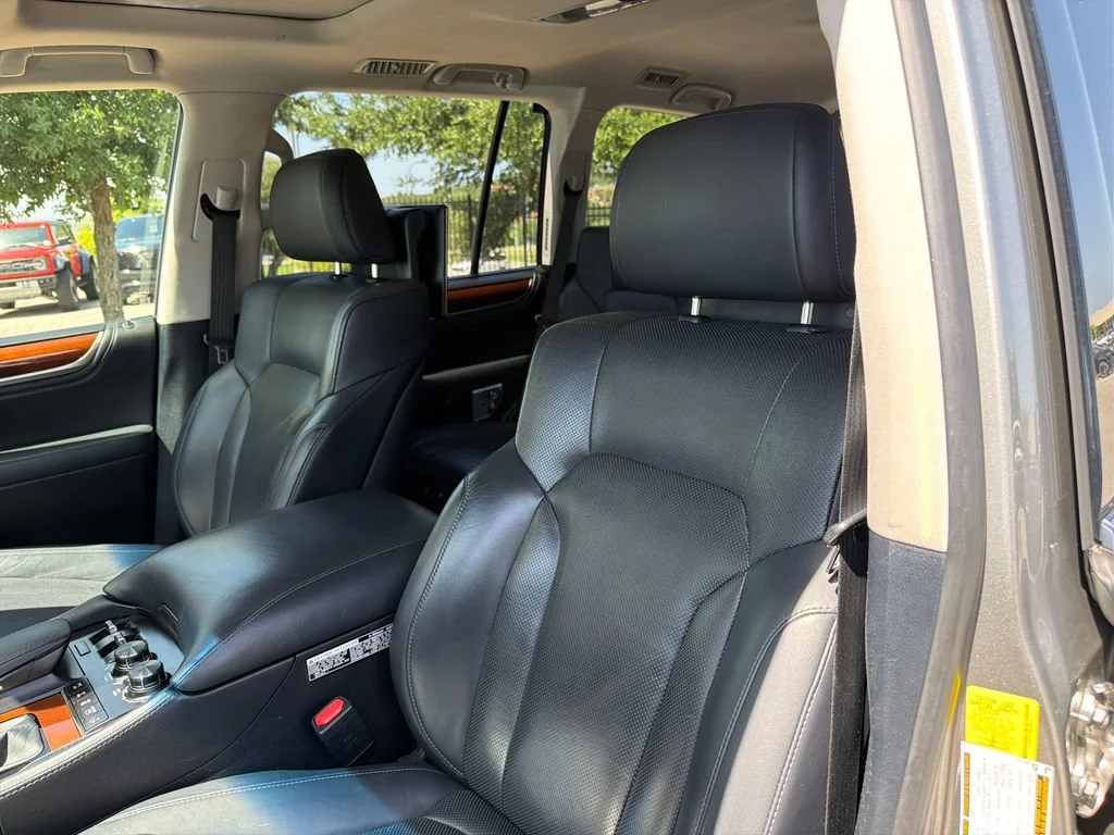 Used 2017  Lexus LX 570 image 23