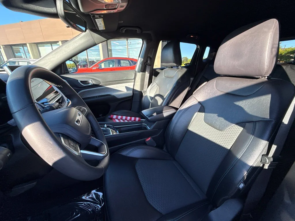 Used 2024 White Jeep Latitude image 17