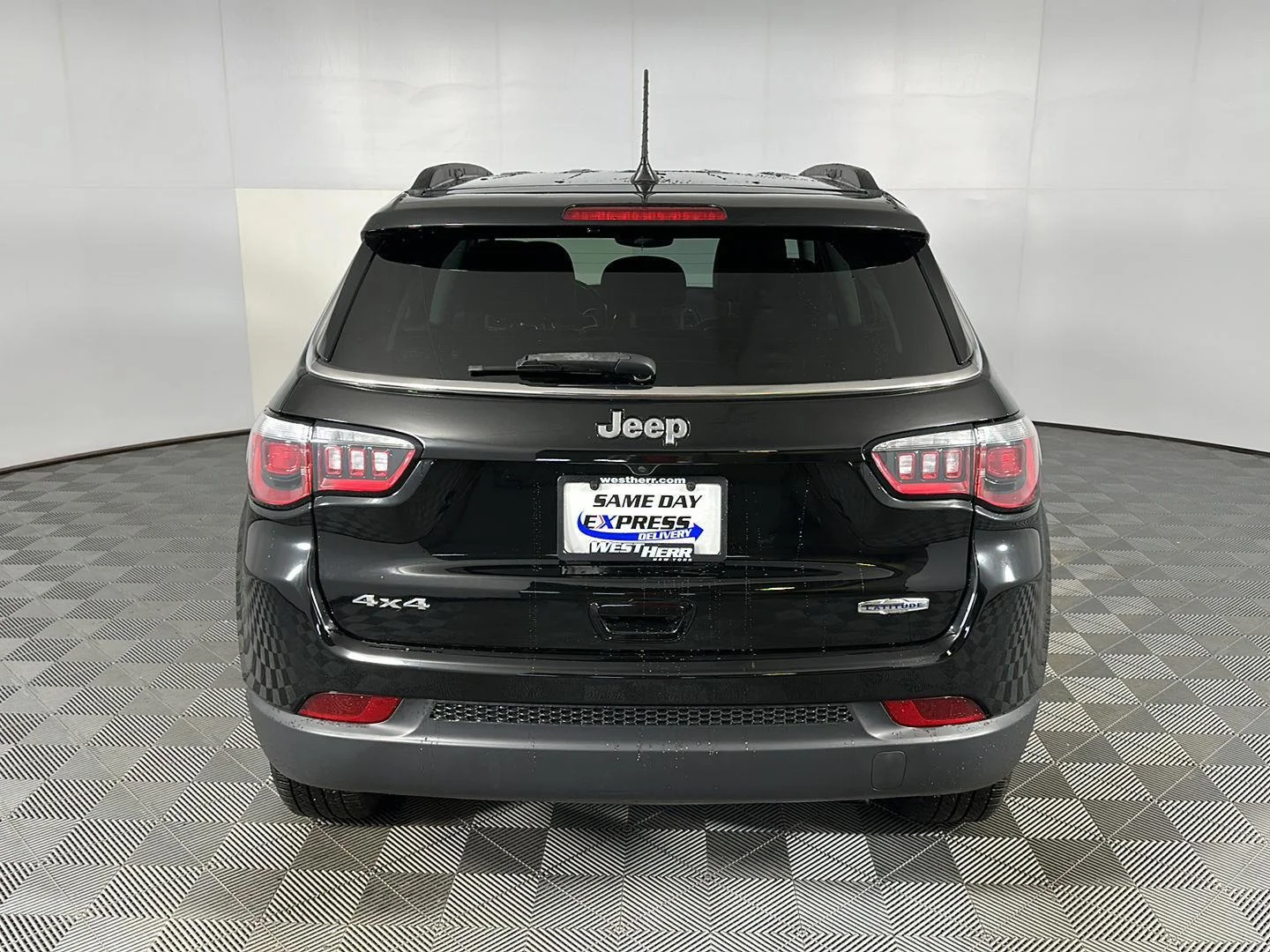 Used 2020 Diamond Black Crystal Pearlcoat Jeep Latitude image 21