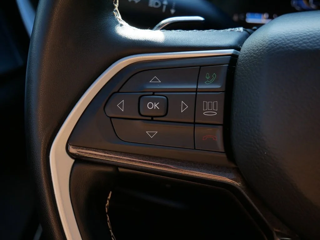 Used 2022 White Jeep Altitude image 17