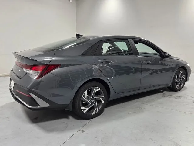 Used 2025 Gray Hyundai SEL Sport image 13
