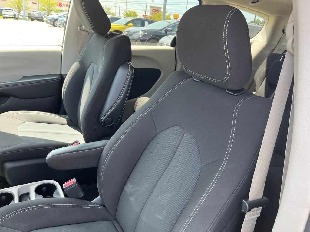 Used 2022 Silver Chrysler LX image 12