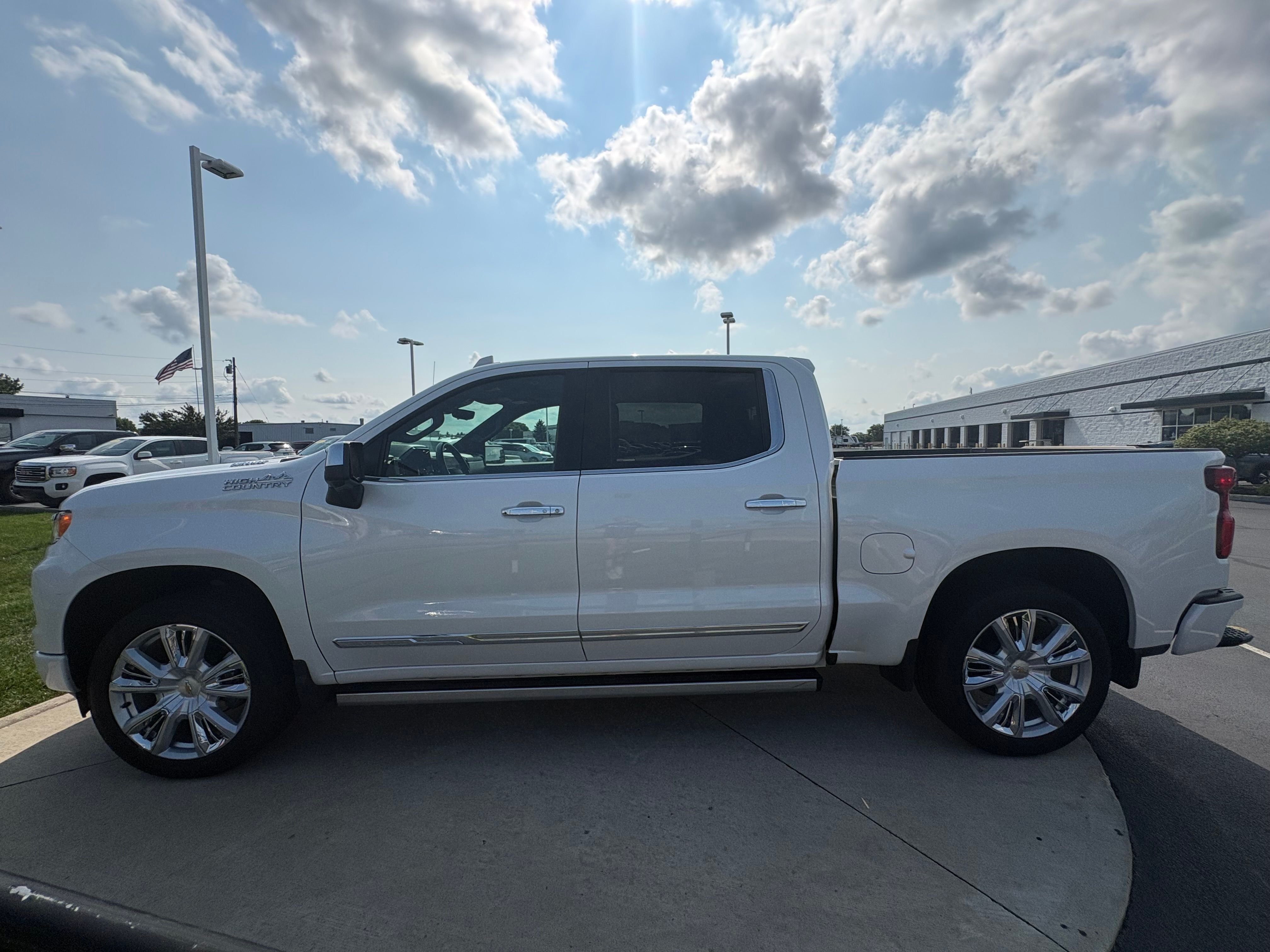 Used 2023 Iridescent Pearl Tricoat Chevrolet High Country image 4