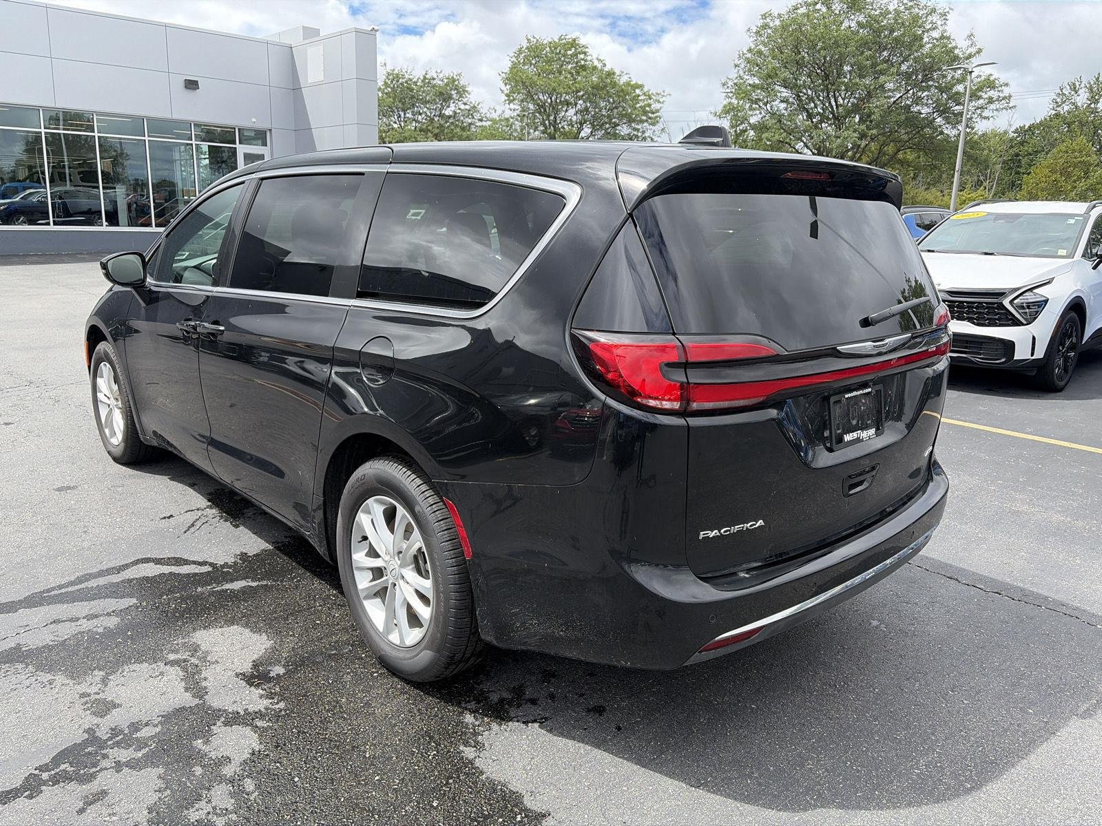 Used 2026 Diamond Black Crystal Pearlcoat Chrysler Select image 5