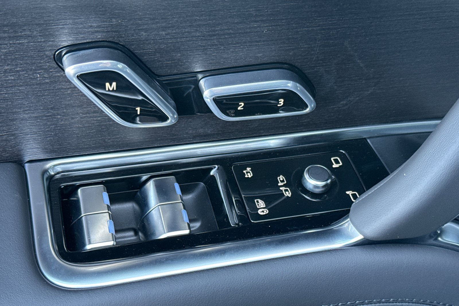 New 2027 Carpathian Grey Land Rover SE image 11