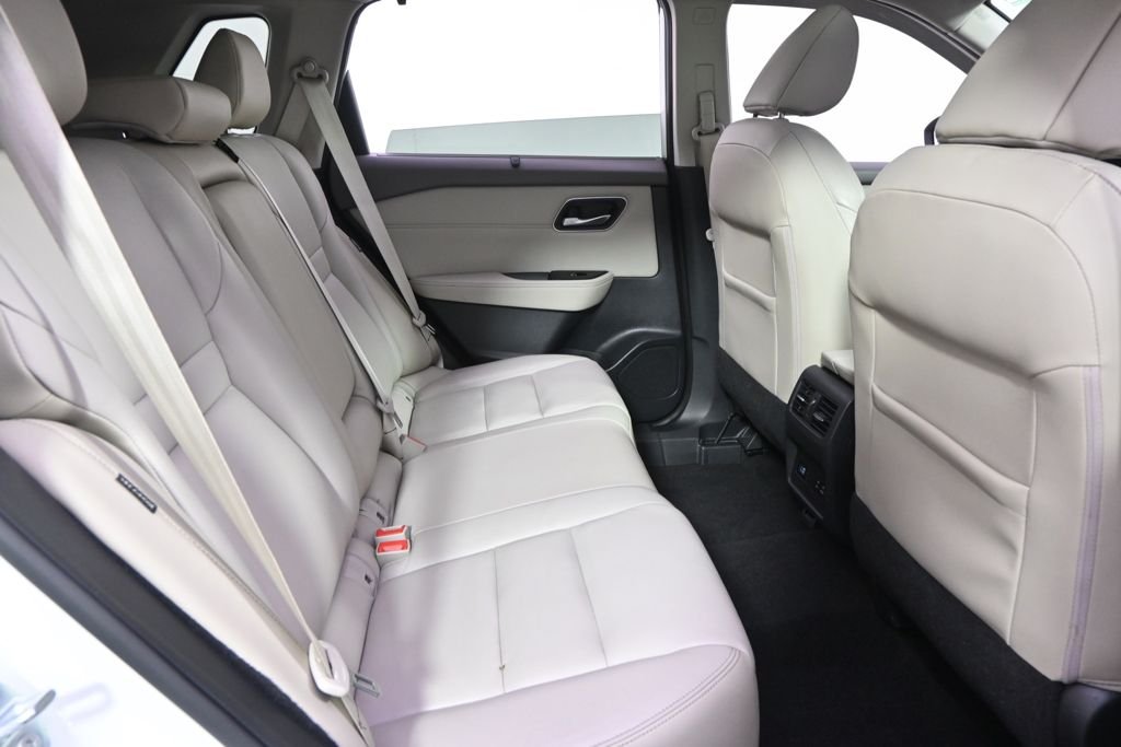 Used 2021 Pearl White Nissan SL image 18