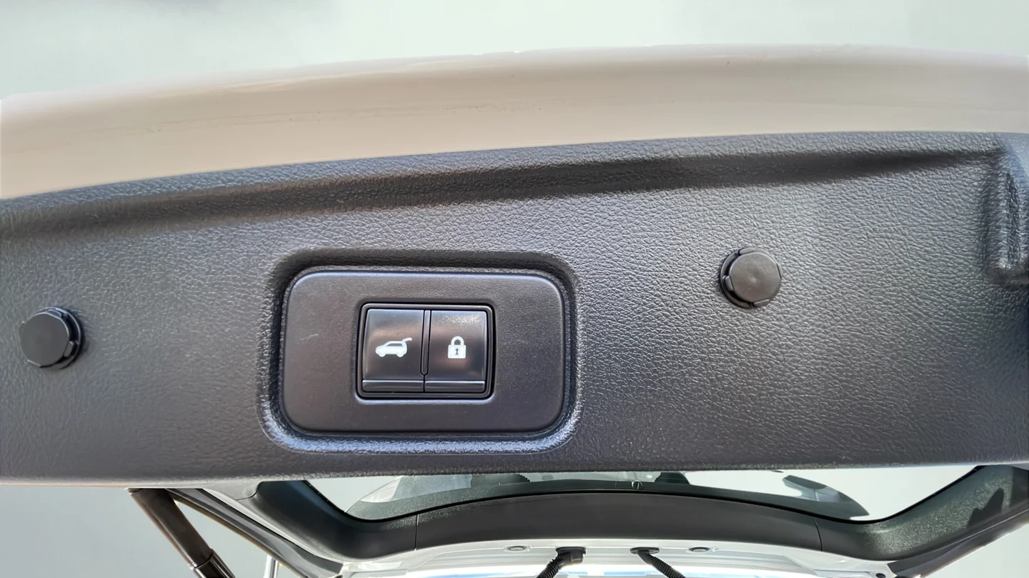 Used 2022 White Nissan SL image 20