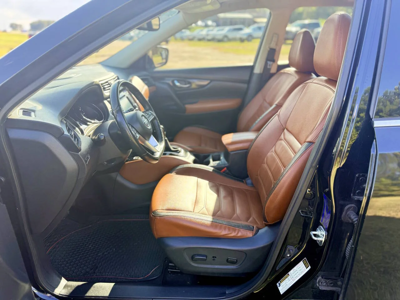 Used 2019 Black Nissan SL 4dr Crossover image 13