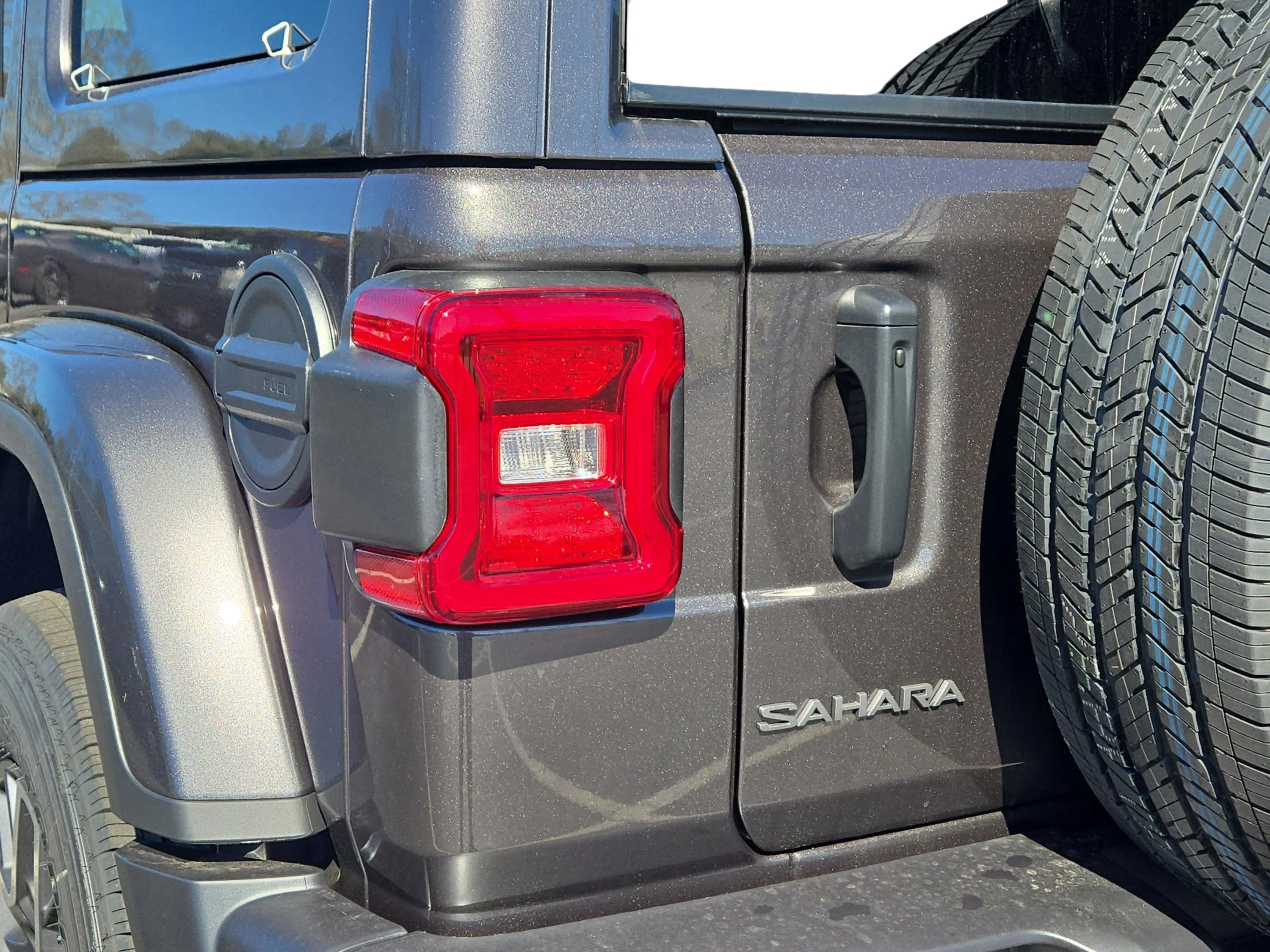 New 2026 Granite Crystal Metallic Clearcoat Jeep Sahara image 9