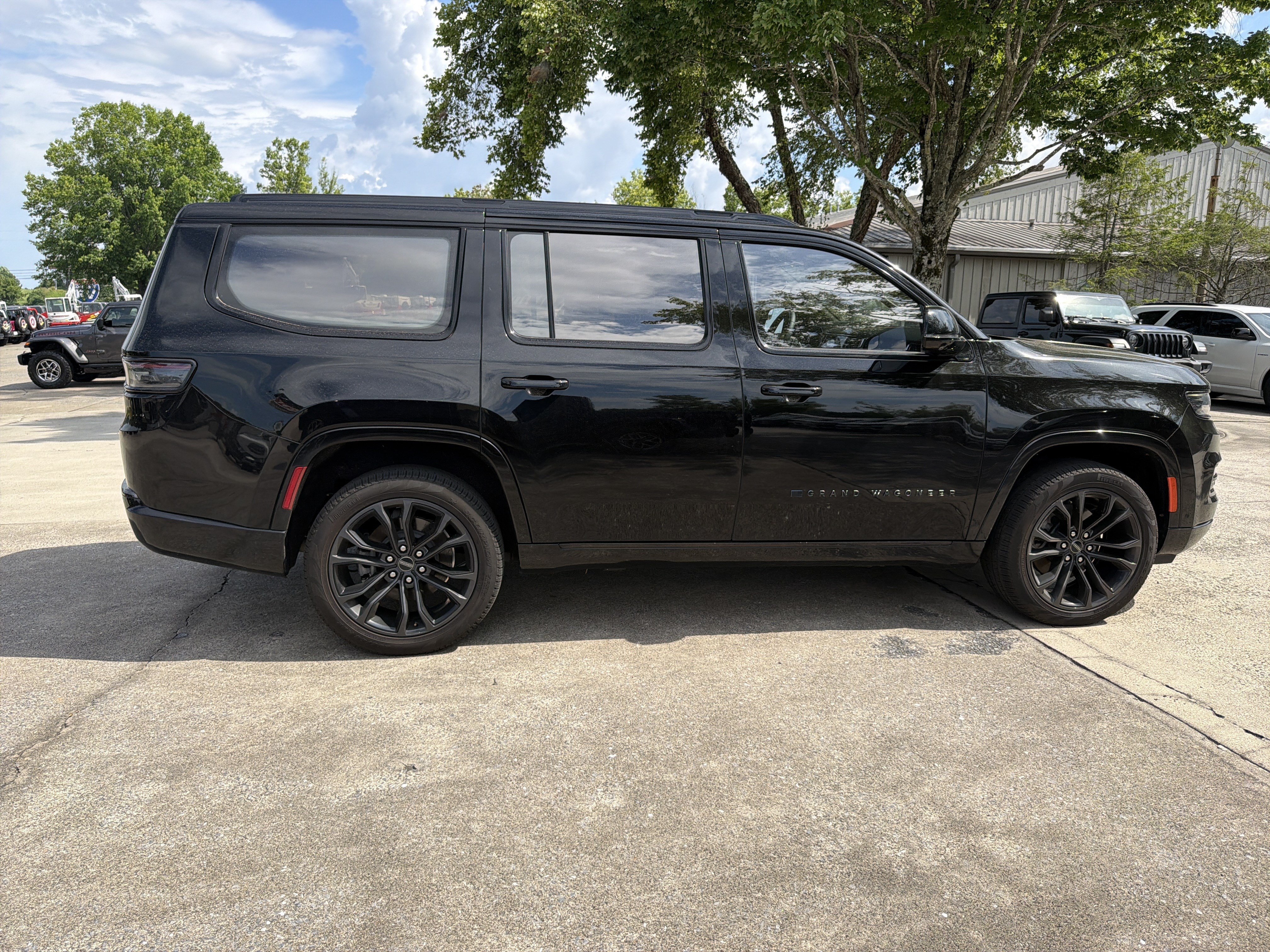 Used 2024 Diamond Black Crystal Pearlcoat Jeep Series III Obsidian image 8