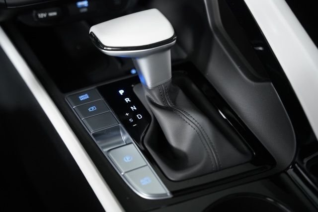 2025 Hyundai Elantra Limited - Photo 15