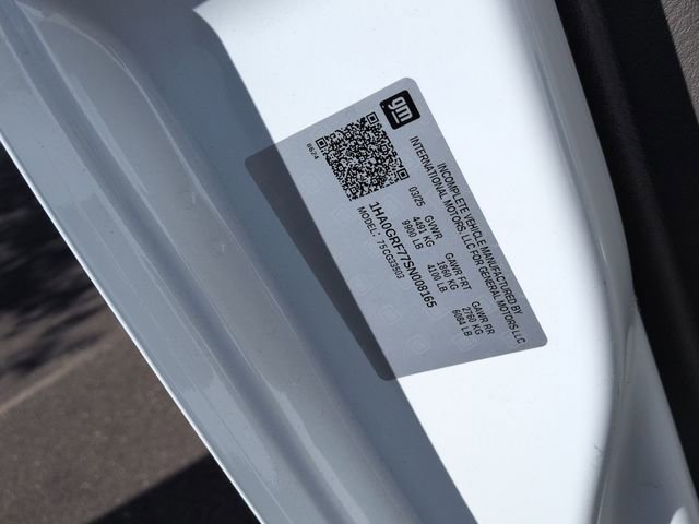 New 2025 Summit White Chevrolet 1WT image 31