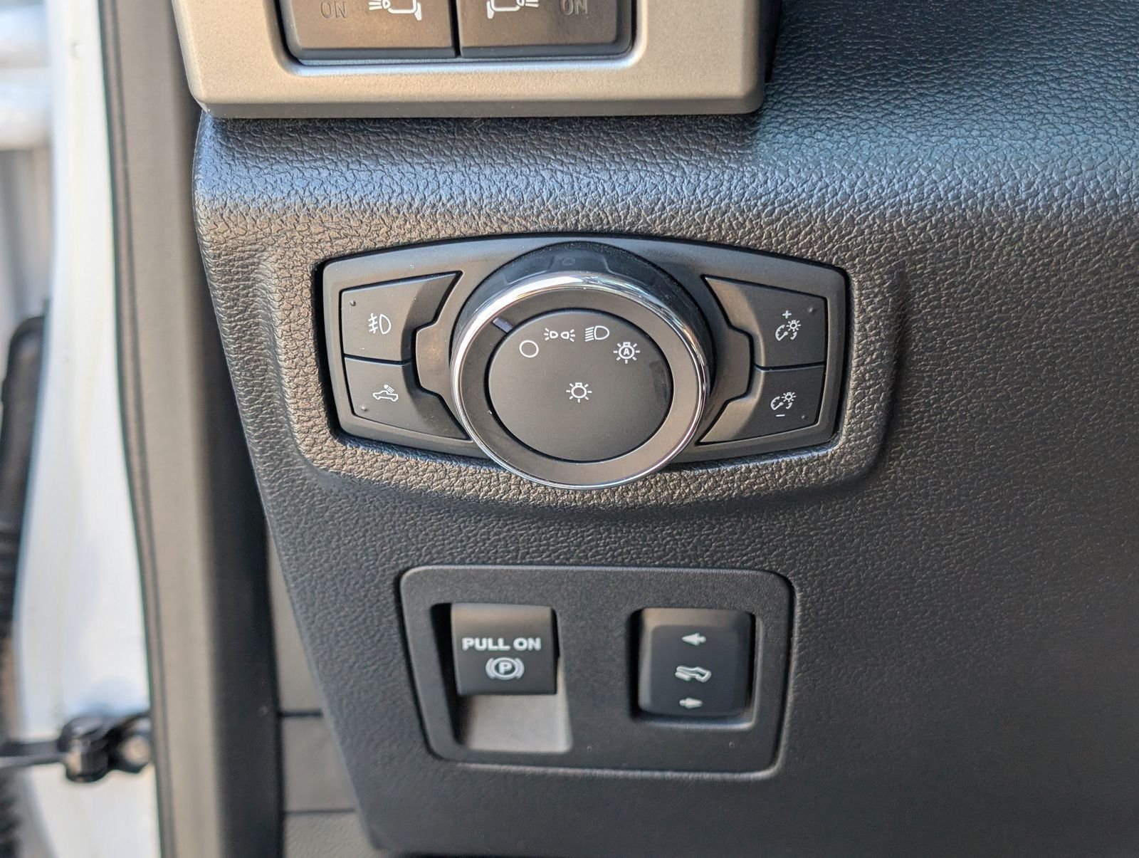 Used 2018 Oxford White Ford Lariat image 16