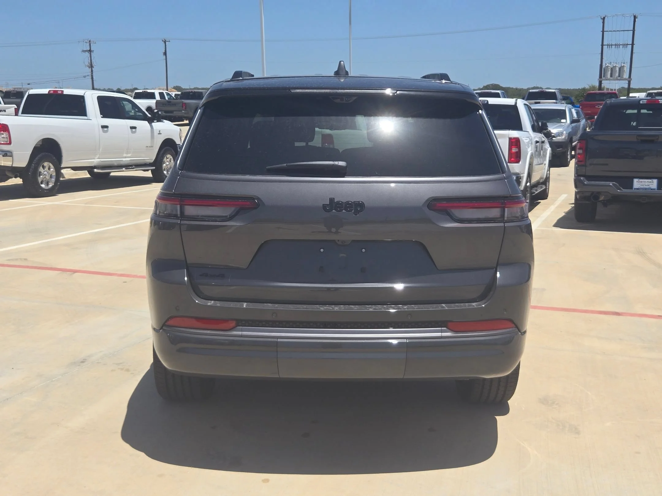 New 2026 Baltic Gray Metallic Clear-Coat Exterior Paint Jeep Limited Reserve image 4