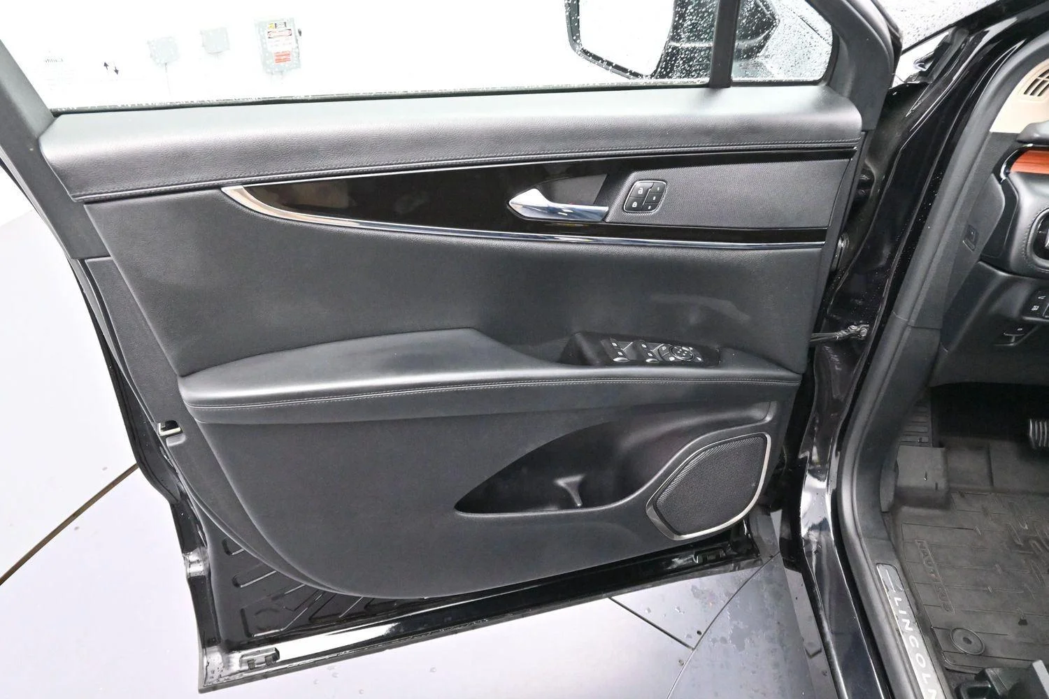 Used 2022 Infinite Black Lincoln Reserve image 9