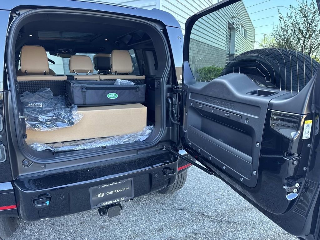 New 2026 Santorini Black Land Rover X-Dynamic SE image 6