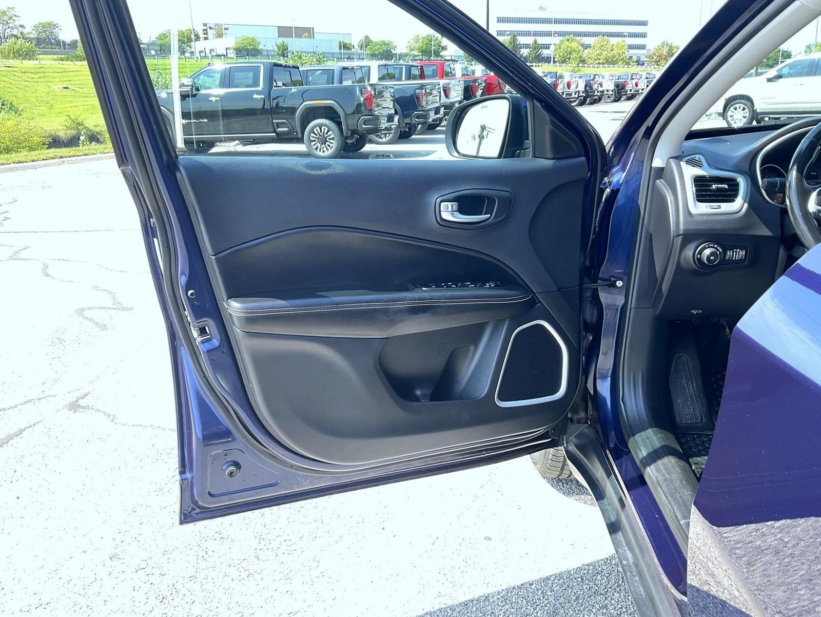 Used 2019 Blue Jeep Latitude image 9