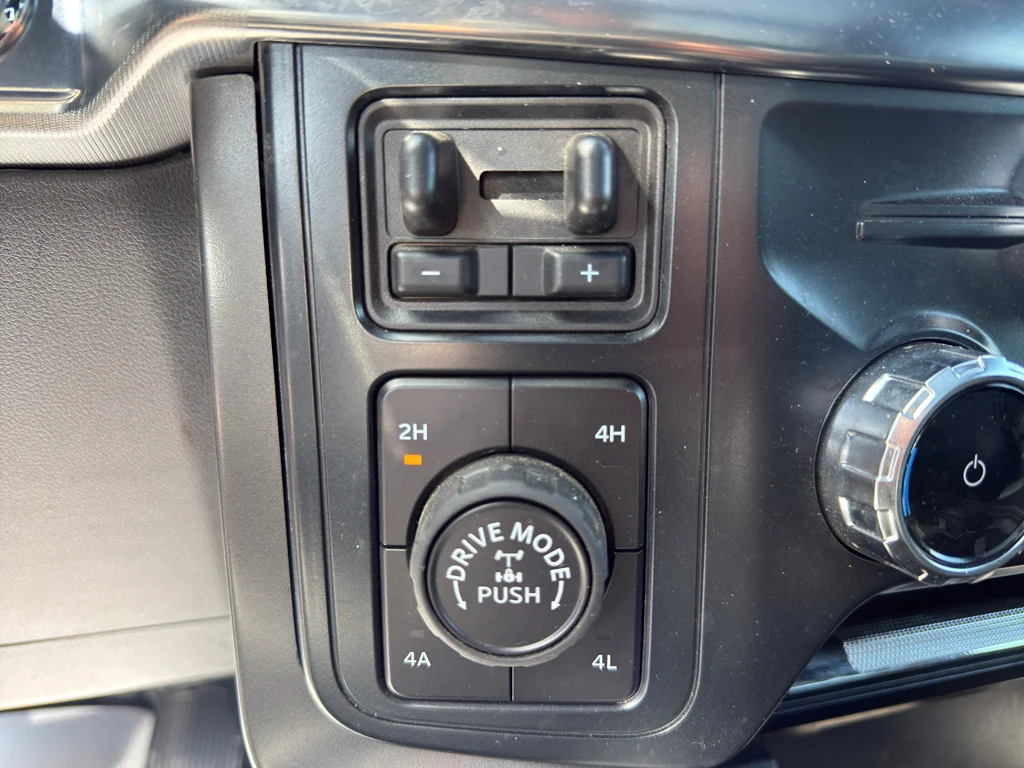 Used 2025 Gray Metallic Ford LARIAT image 24