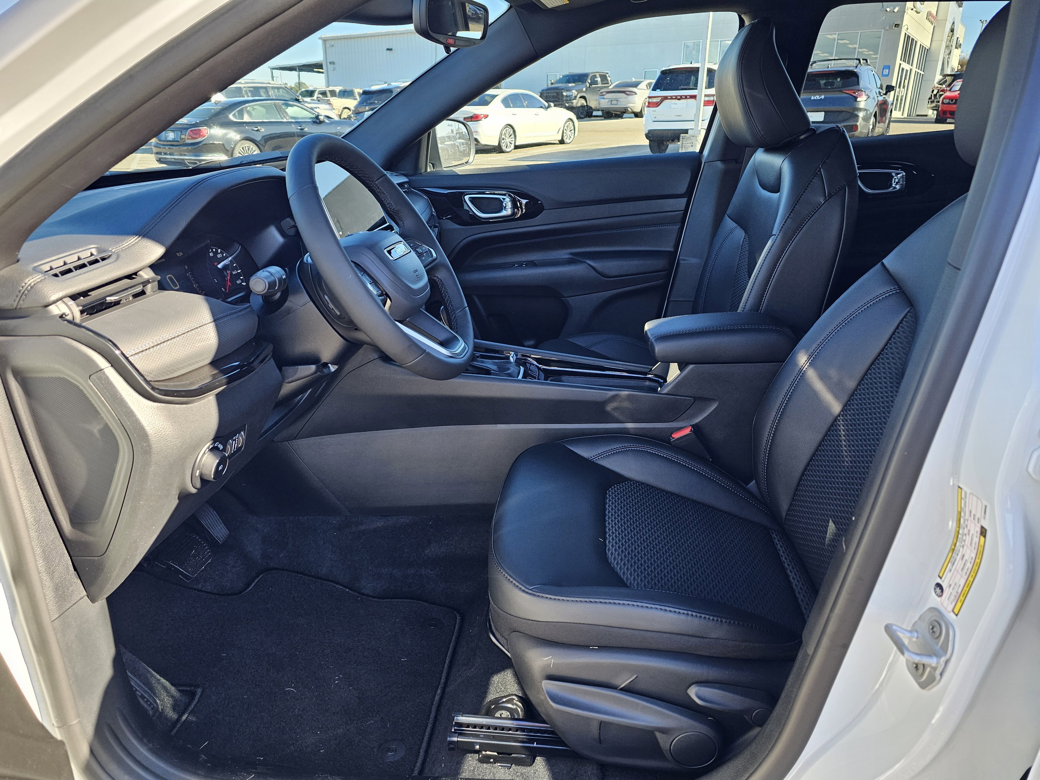 New 2026 Bright White Clearcoat Jeep Latitude Altitude image 16