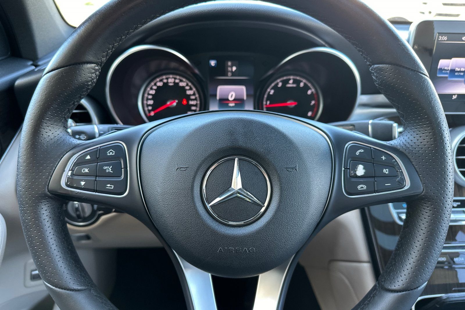 Used 2018 White Mercedes-Benz GLC 300 image 23