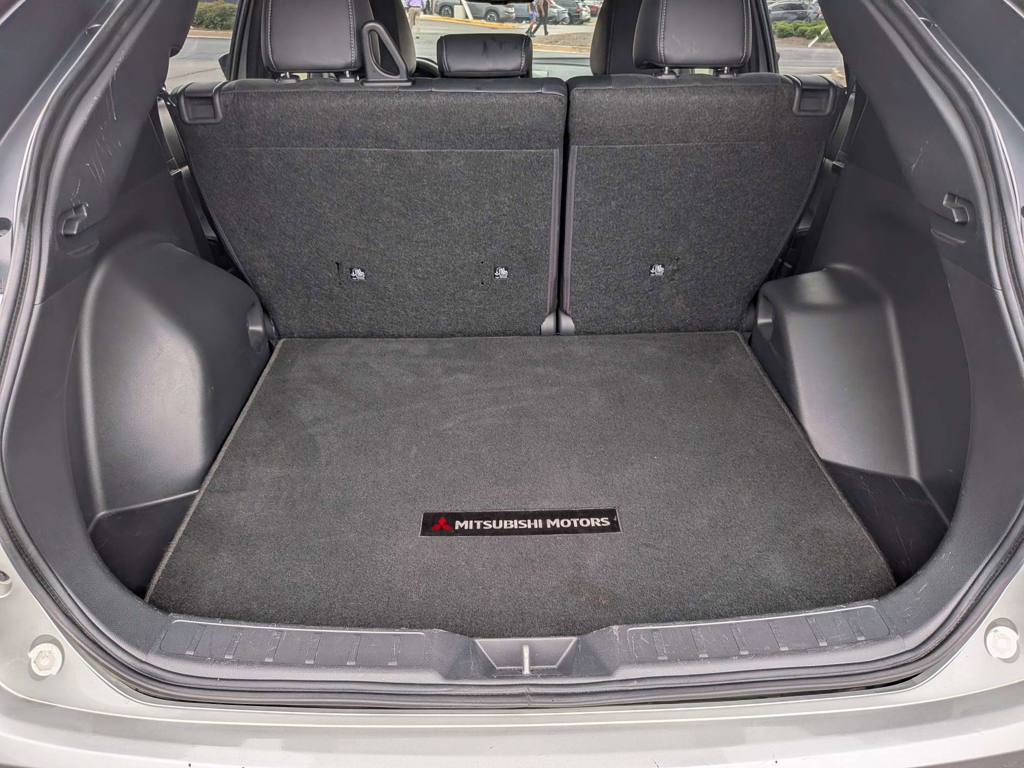Used 2025 Silver Mitsubishi SE image 5