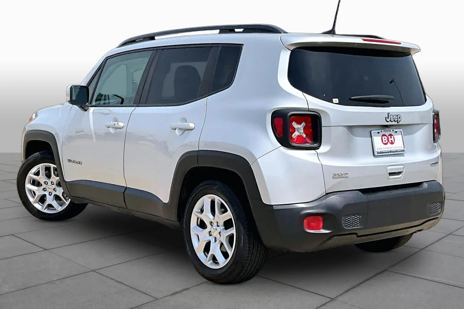 Used 2018 Glacier Metallic Jeep Latitude image 12