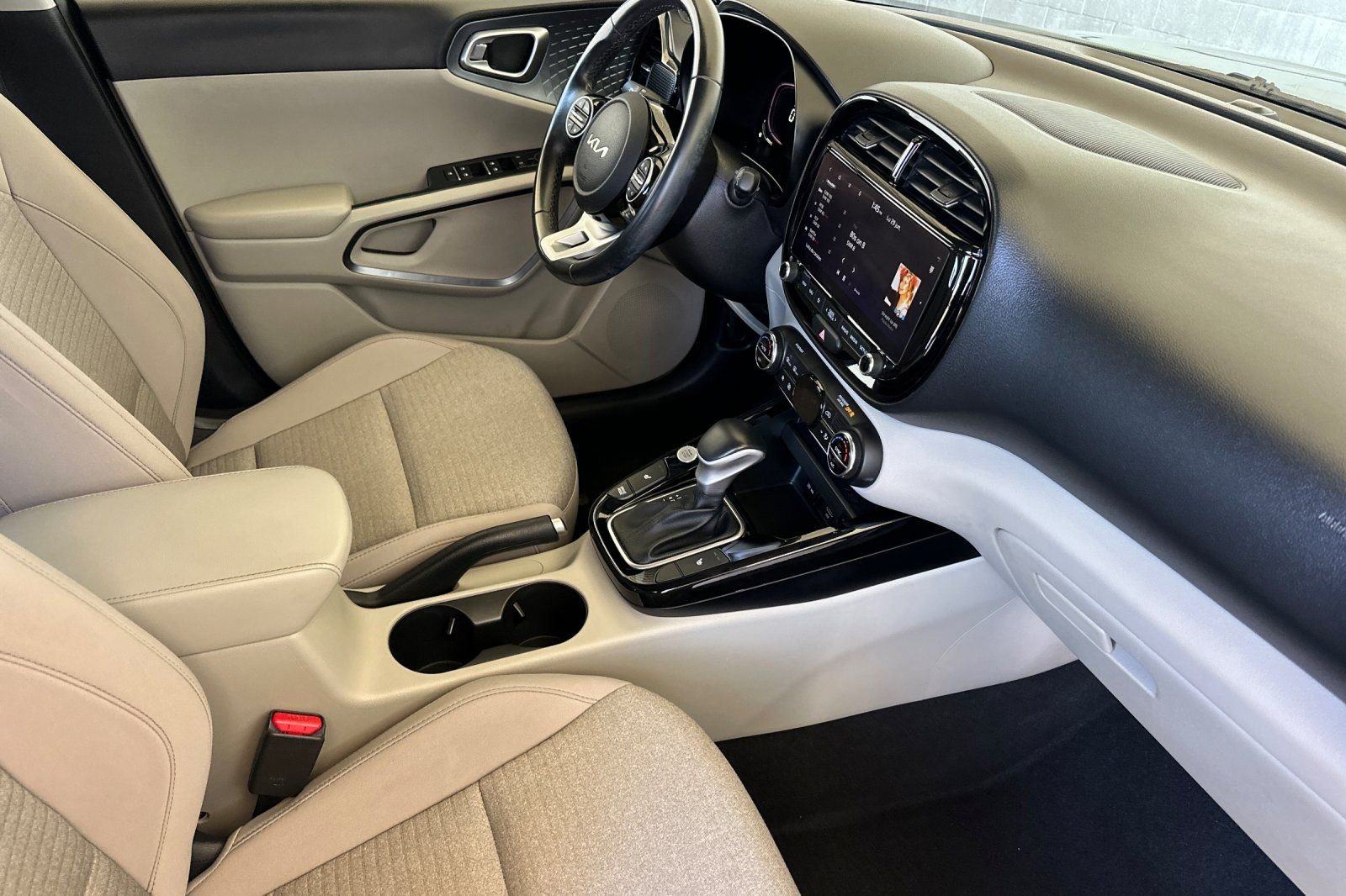 Used 2023 Green Kia EX image 17