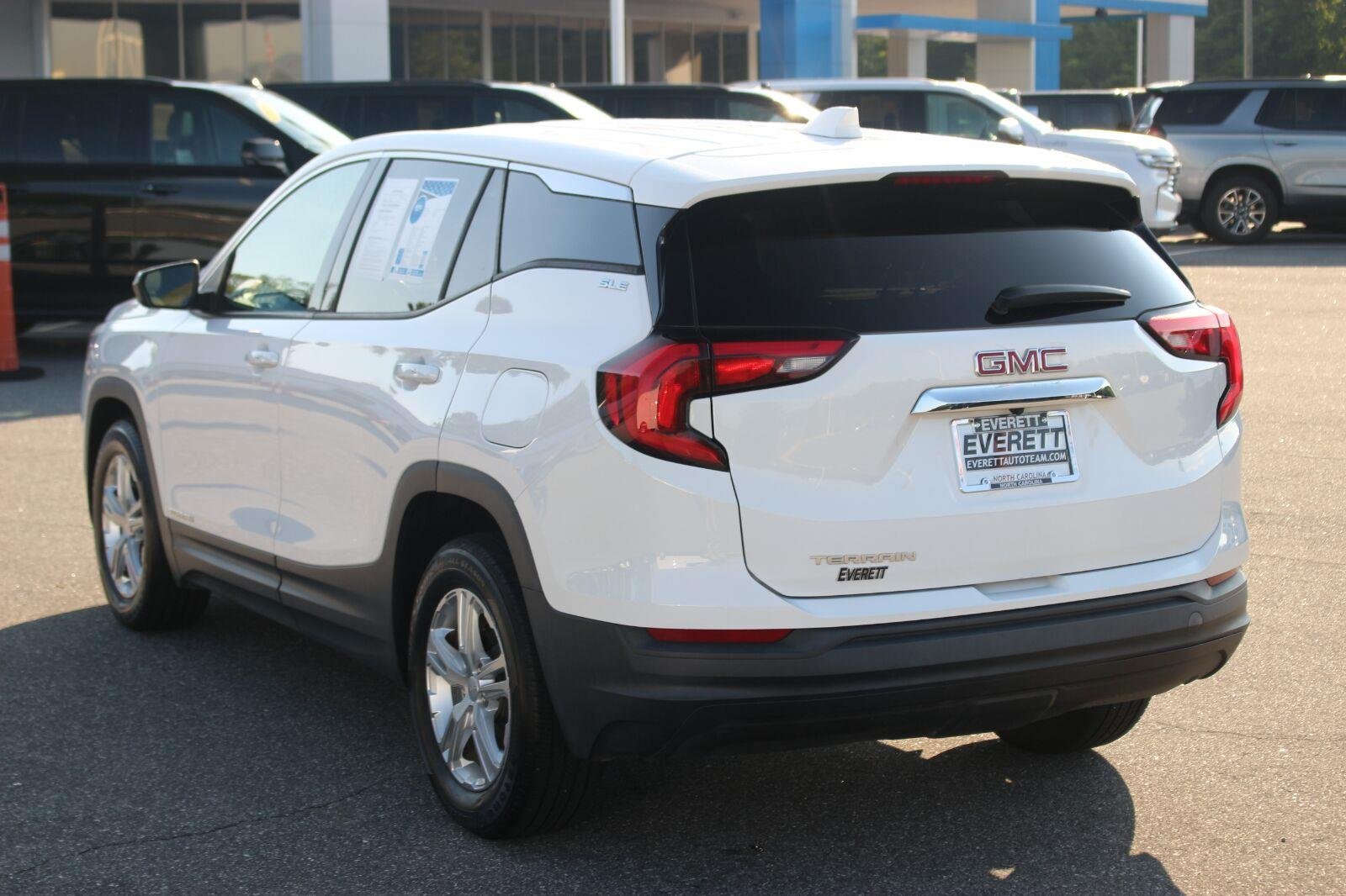 Used 2020 SUMMIT WHITE GMC SLE image 4