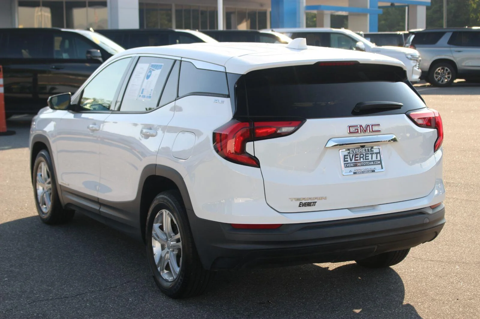 Used 2020 SUMMIT WHITE GMC SLE image 4