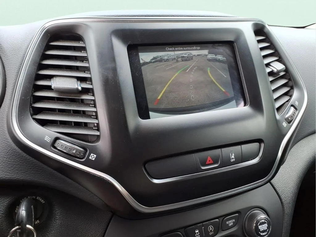 Used 2021 White Jeep Latitude image 24