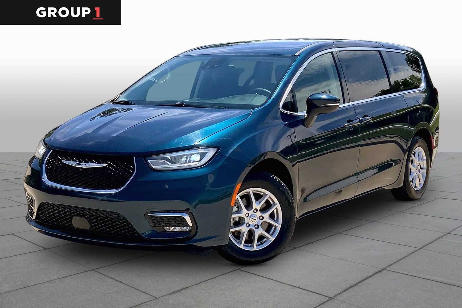 2023 Chrysler Pacifica Touring L's photo