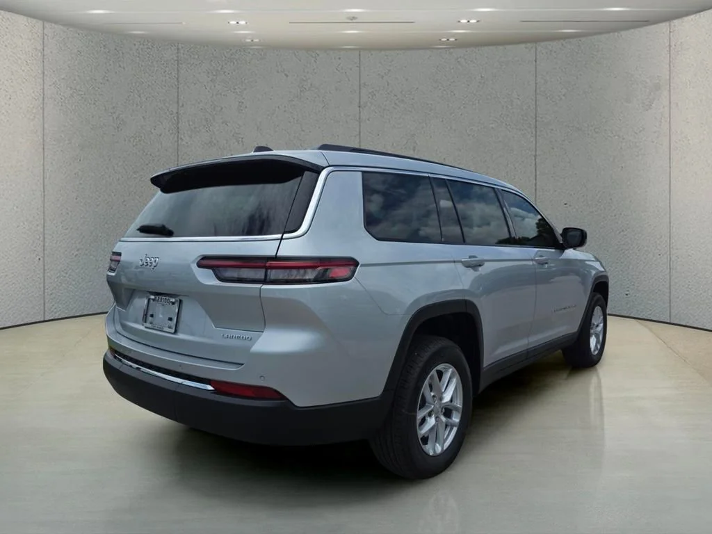 New 2026 Silver Zynith Exterior Paint Jeep Laredo image 4