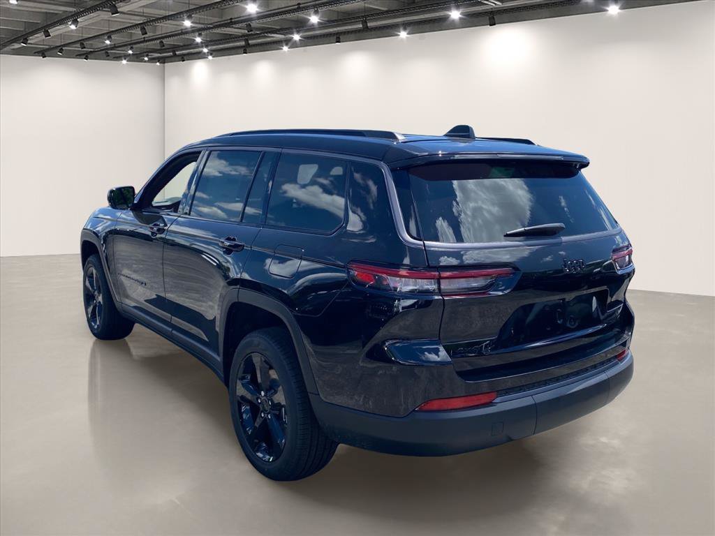 New 2026 Diamond Black Crystal Pearl-Coat Exterior Paint Jeep Limited image 4