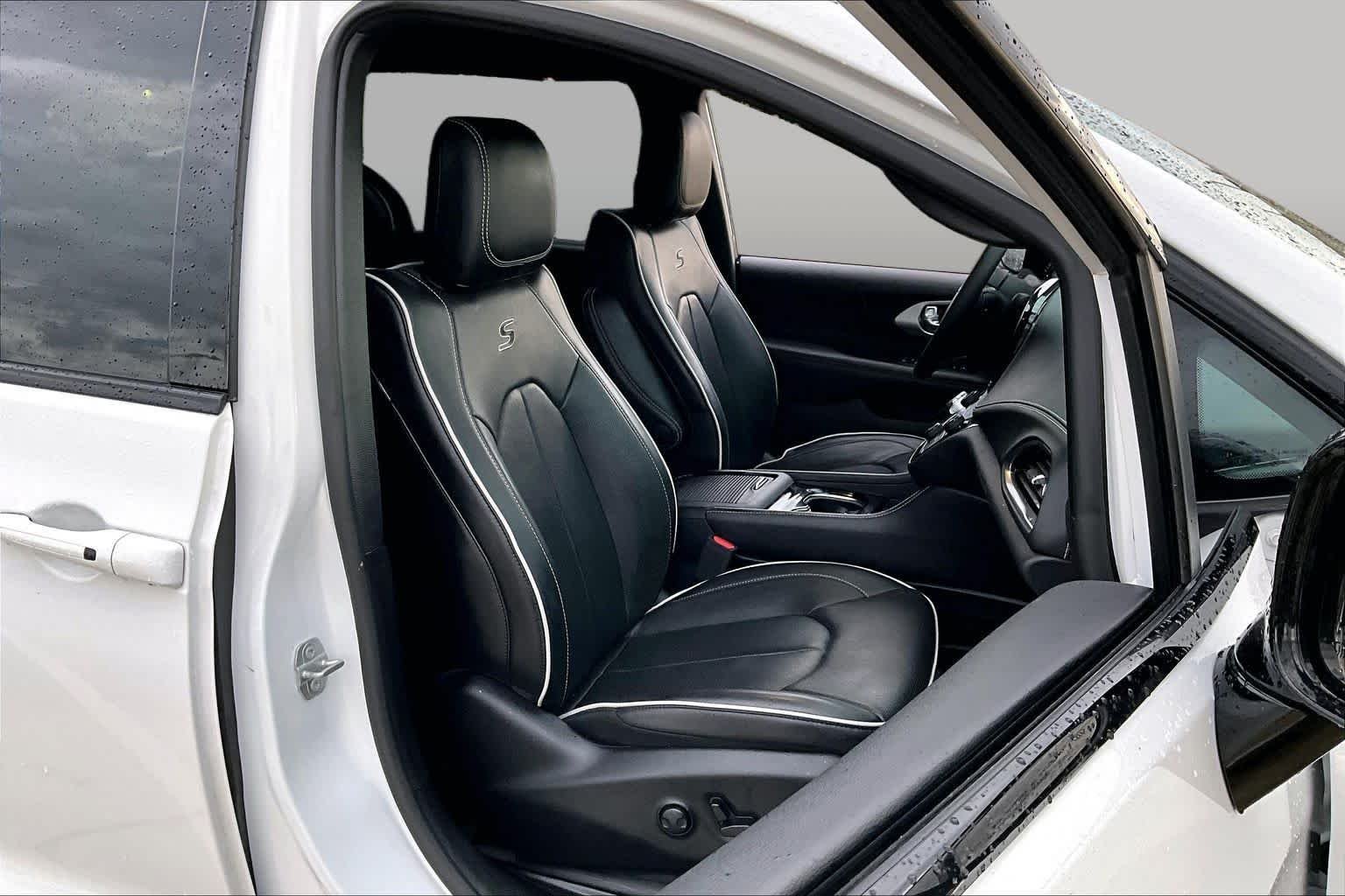 Used 2025 Bright White Clearcoat Chrysler Limited image 9